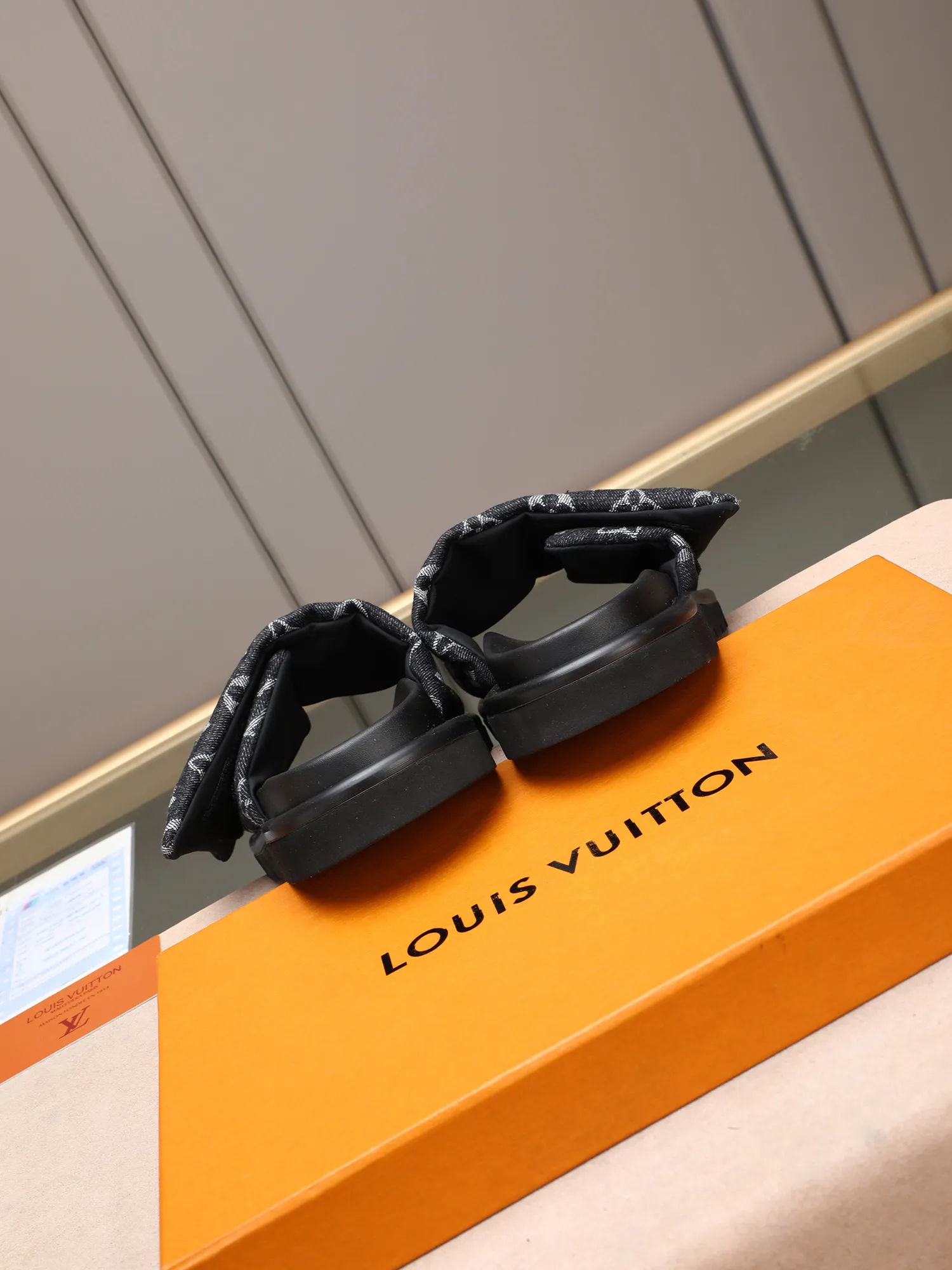 PP360 [LOUIS VUITTON] Louis Vuitton, LV printing, men's and women's slippers are on the market. The drawer box packaging comes with a cloth bag and a card. The upper pattern looks very soft and waxy, and it is a super versatile leg slimming tool. Fabric: imported denim/canvas/old fabric, LV hardware LOGO, official website pattern printing, comfortable to wear, feet: high-elastic PU water table. Sole: foam sole, heel height: about 5cm. Code number: 35-46, 35, 45, 46 are custom-made and non-returnable. Color: multiple colors and styles available.